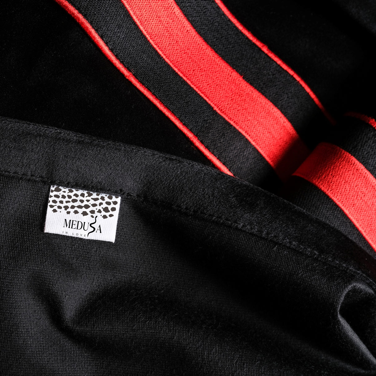 Arago - Lüks Kırmızı Çizgili Detaylı Siyah Polyester Kadife Perde – Şık İç Mekanlar İçin