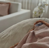 Cojín Blushy: almohada decorativa de ante sintético con elegantes volantes de polialgodón