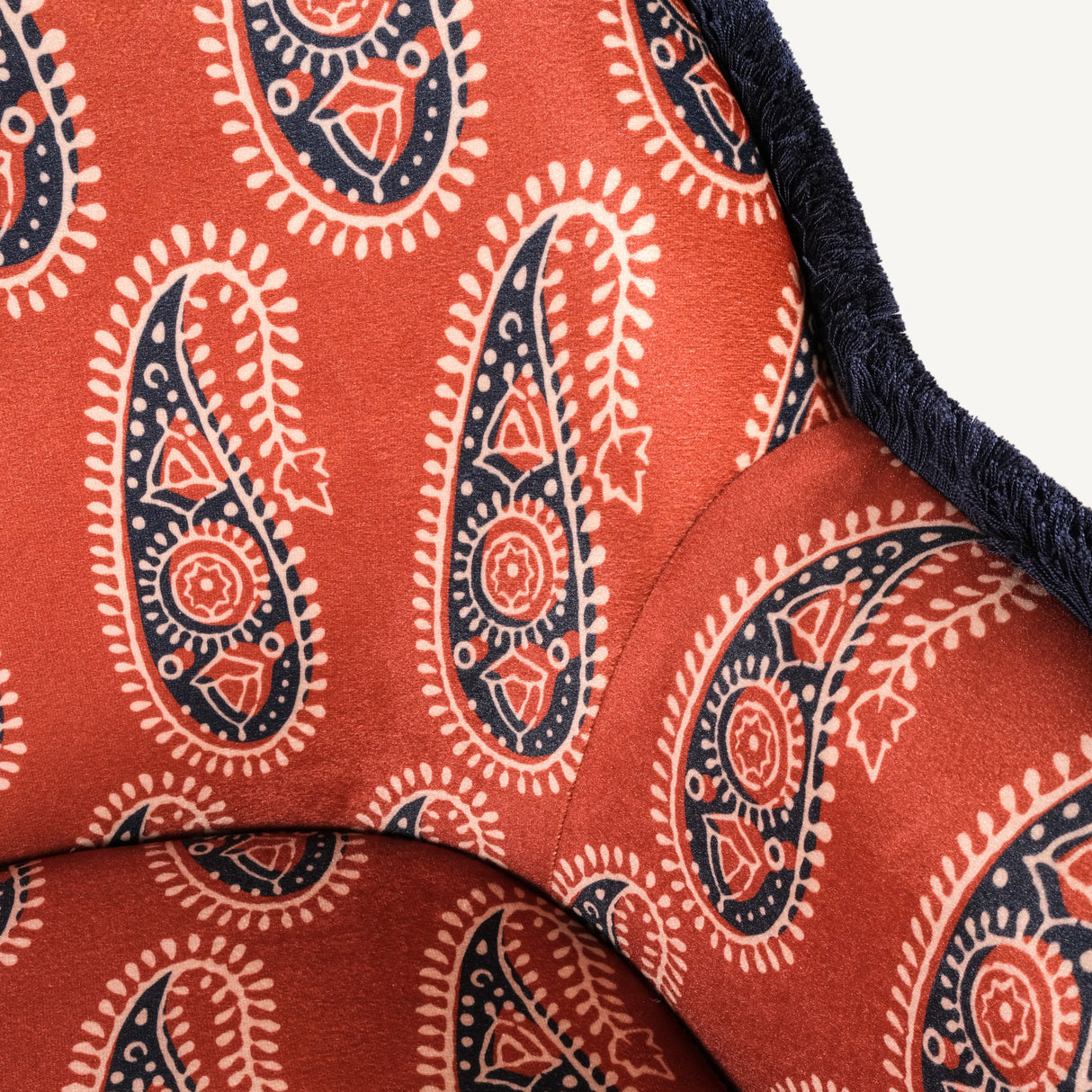 Braxely Koltuk – Polyester Kadife Kumaşlı, Paisley Desenli Ahşap Koltuk