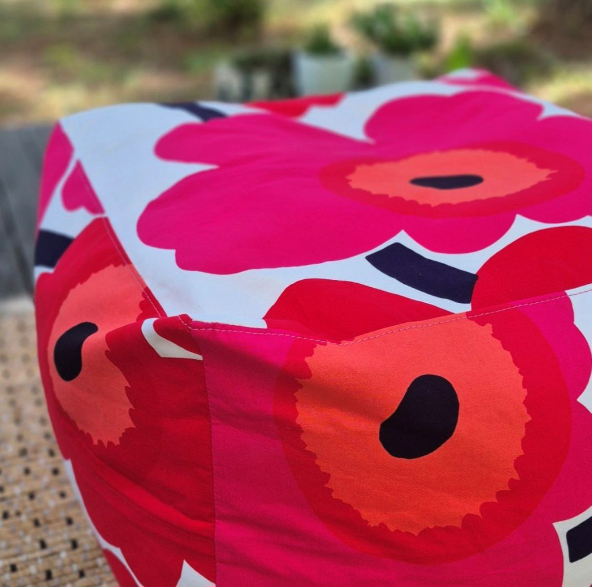 Bloom-Pop Maxi Puf – Marimekko Kumaşından Çiçek Desenli El Yapımı Osmanlı Oturma Koltuğu