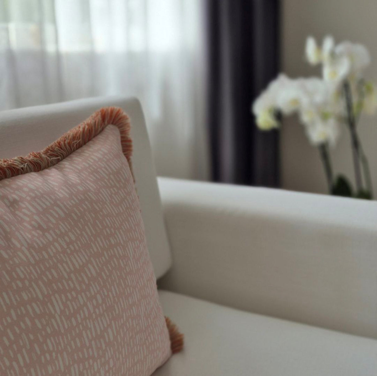 Cojín Blushy: almohada decorativa de ante sintético con elegantes volantes de polialgodón