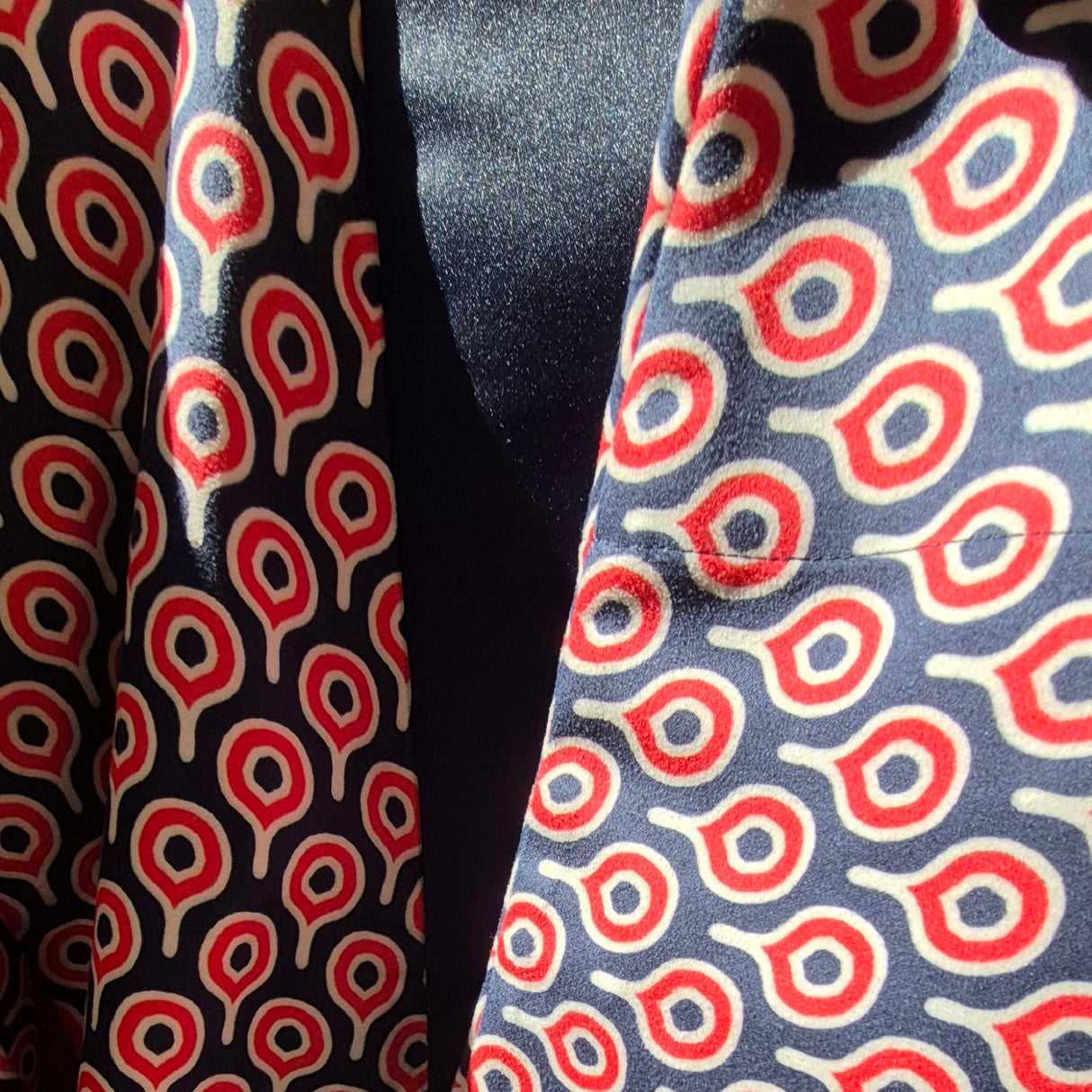 Omna Kırmızı Kimono – Modern ve Zamansız Zarafet İçin Geometrik Desenli Süet Kimono, Gece Mavisi Saten Kenar Süslemeli