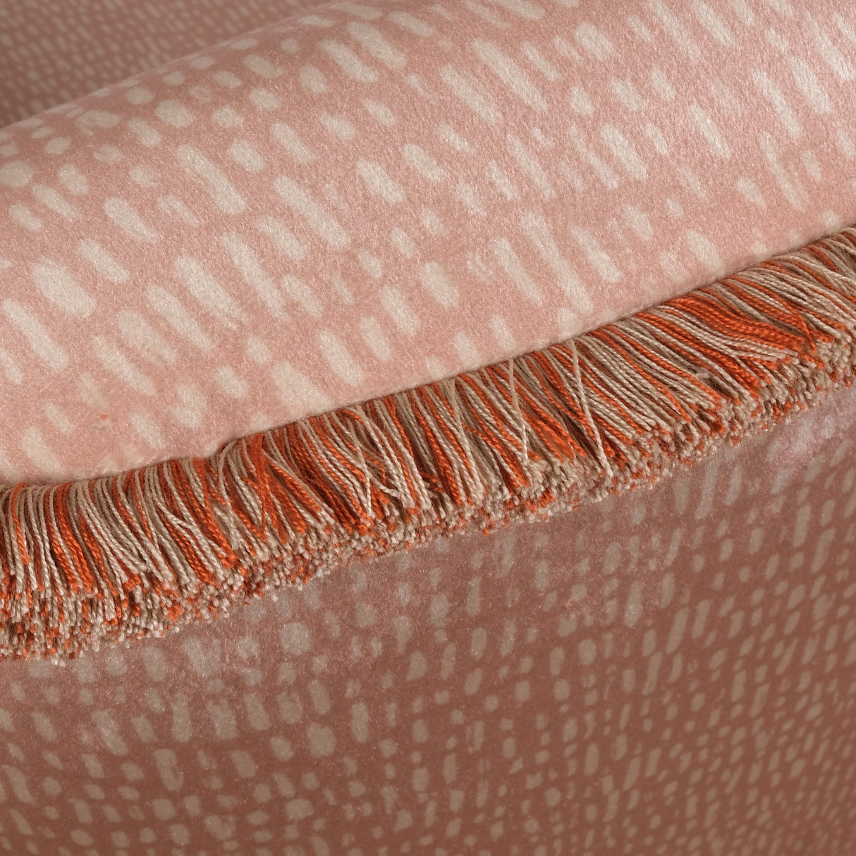 Pembe Koltuk – Polyester Kadife Kumaşlı, Geometrik Desenli Ahşap Koltuk
