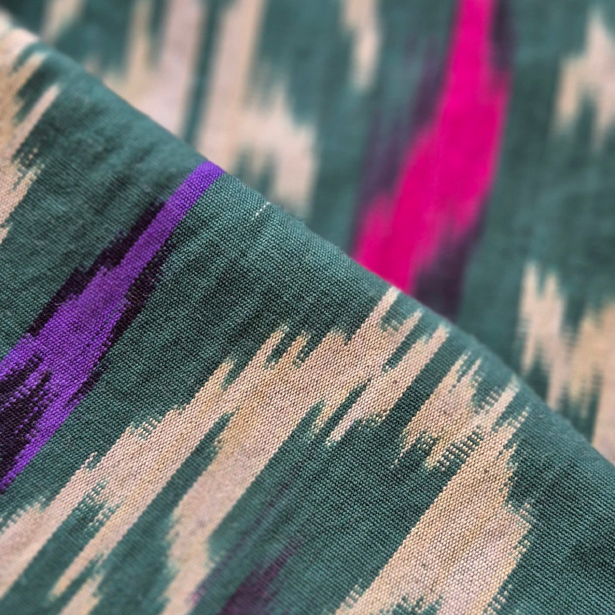 Azelle Kimono – Modern Bohem Lüksü İçin Koyu Mor Detaylar ve Tropikal Desenli Ters Yüzüyle Çift Taraflı El Dokuma İkat İpek-Pamuk Kimono