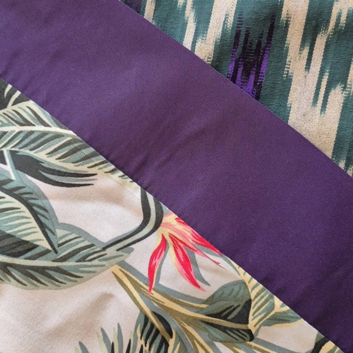 Azelle Kimono – Modern Bohem Lüksü İçin Koyu Mor Detaylar ve Tropikal Desenli Ters Yüzüyle Çift Taraflı El Dokuma İkat İpek-Pamuk Kimono