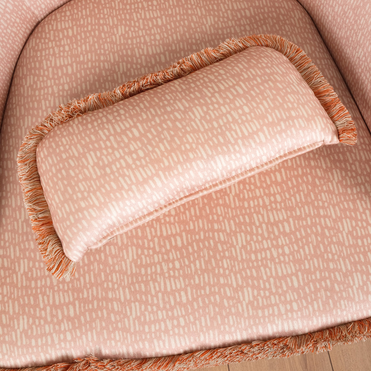 Pembe Koltuk – Polyester Kadife Kumaşlı, Geometrik Desenli Ahşap Koltuk