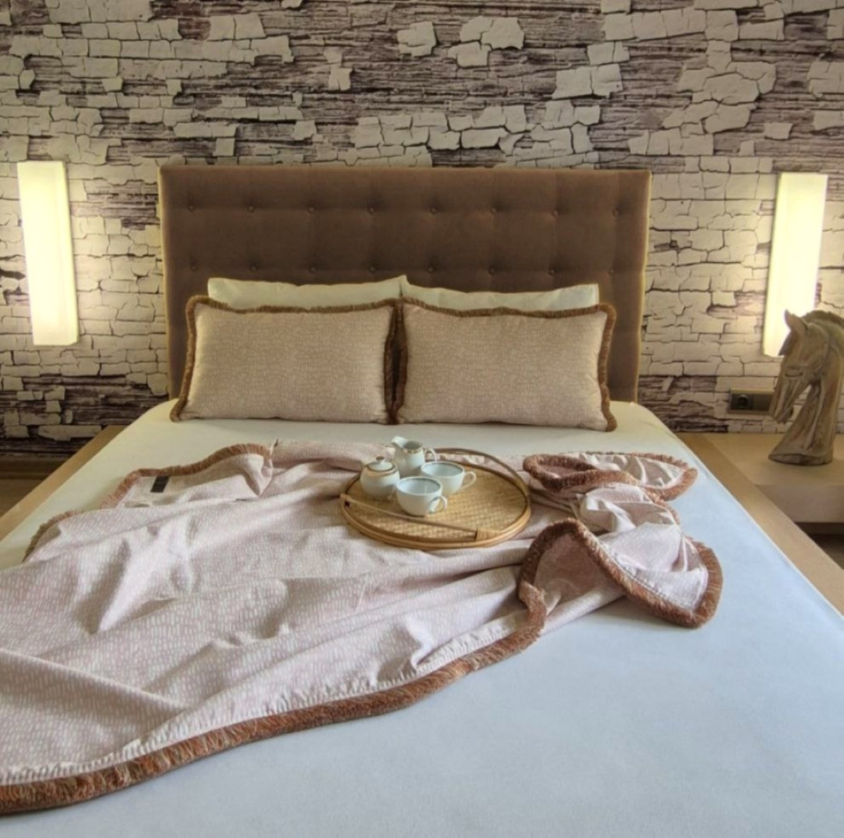 Manta Blushy: manta de cama de gamuza sintética de doble cara con elegantes volantes de polialgodón