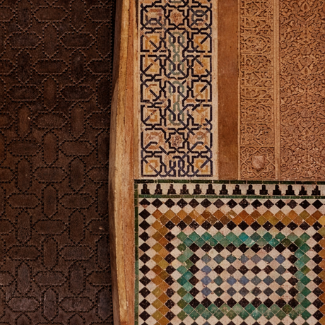 Tarihi Kabartmalı Bakır Kapı Duvar Kağıdı – Zamansız İç Mekanlar İçin Vintage 3D Efektli Duvar Dekoru