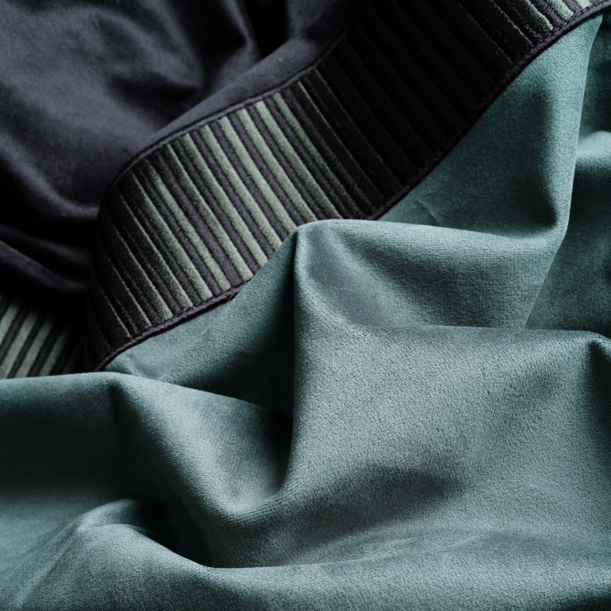 Theo – Cortina de terciopelo negro y verde petróleo con detalle de borde lineal – Para interiores modernos y lujosos