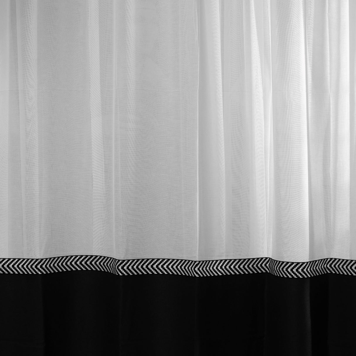 Boro – Cortina negra con borde geométrico en zigzag en blanco y negro – Para interiores modernos y decorativos