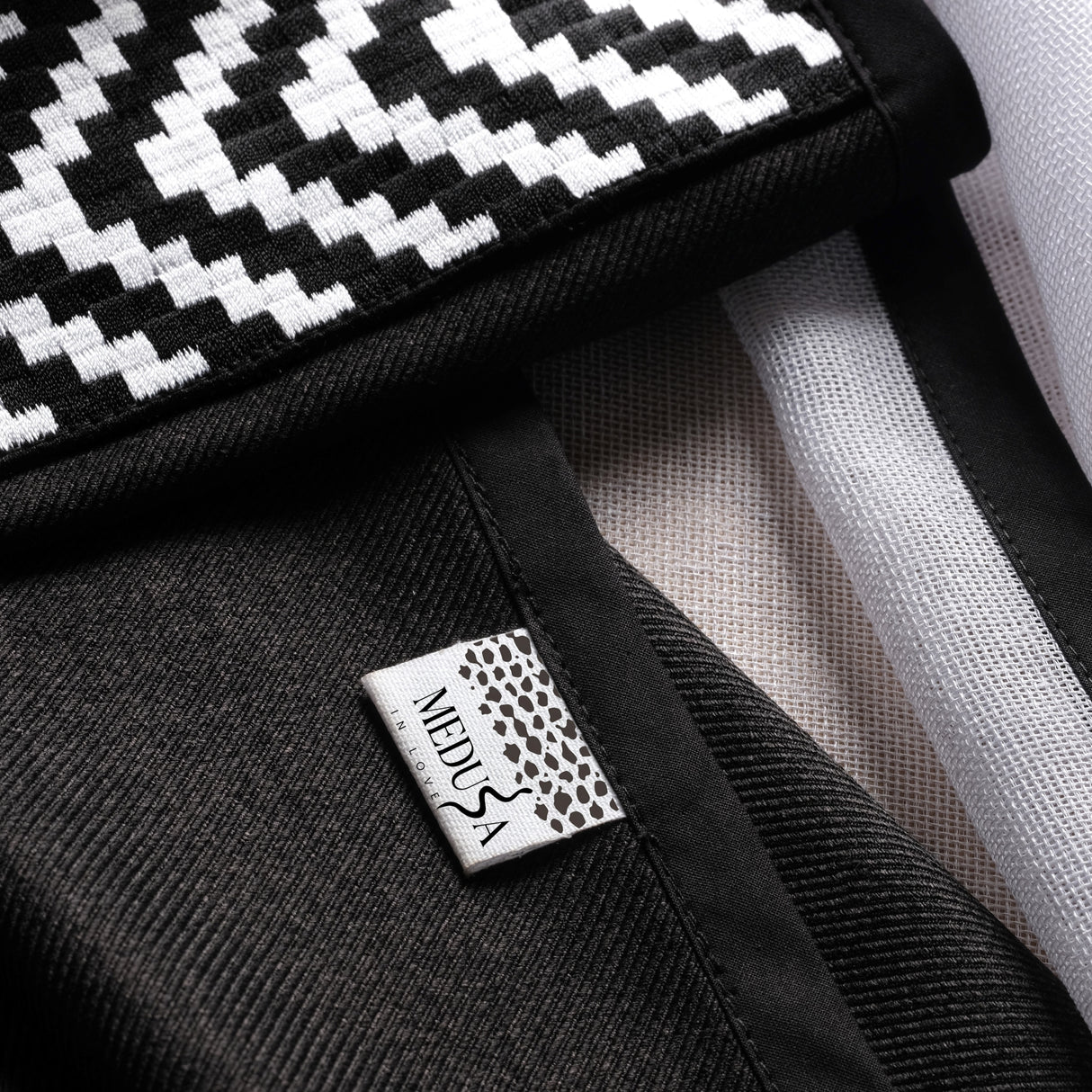 Boro – Cortina negra con borde geométrico en zigzag en blanco y negro – Para interiores modernos y decorativos