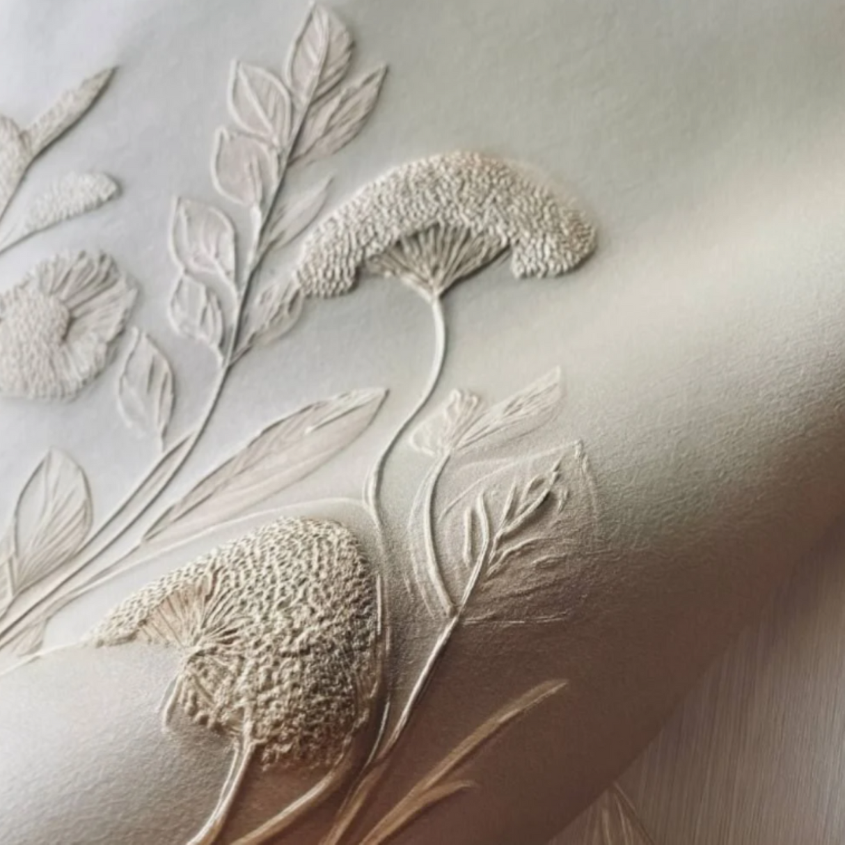 Papel pintado en relieve Botanical Harmony: para interiores sofisticados y atemporales