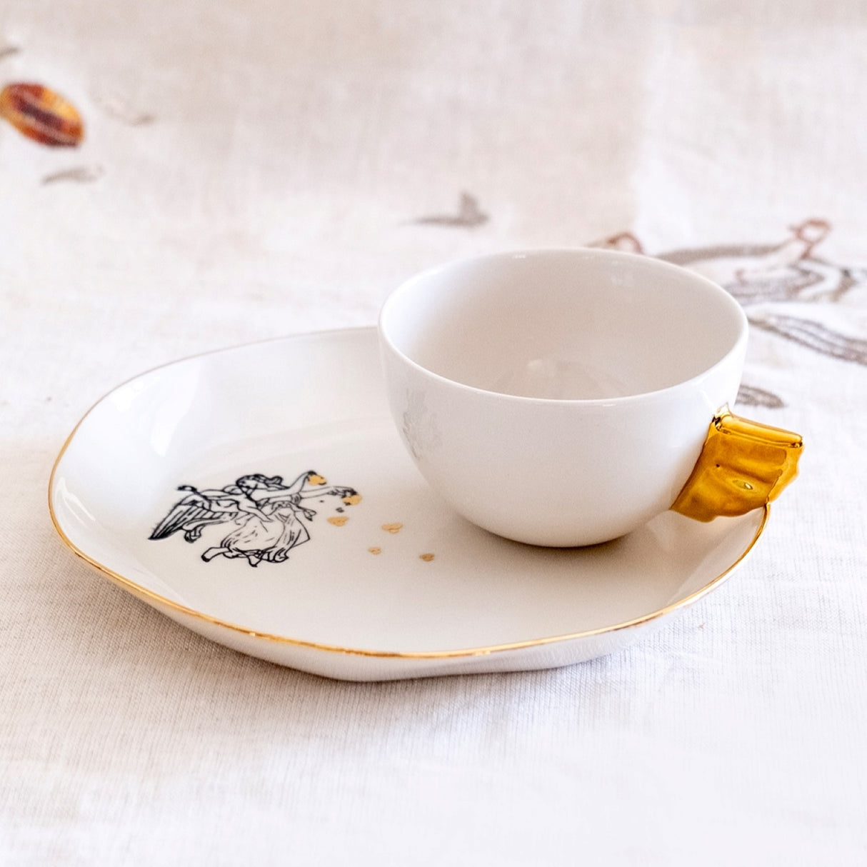 Volans Cup & Nuaj "Angel Mother" Porcelain Plate Set – Elegant Home Décor With 24K Gold Details for Stylish Interiors