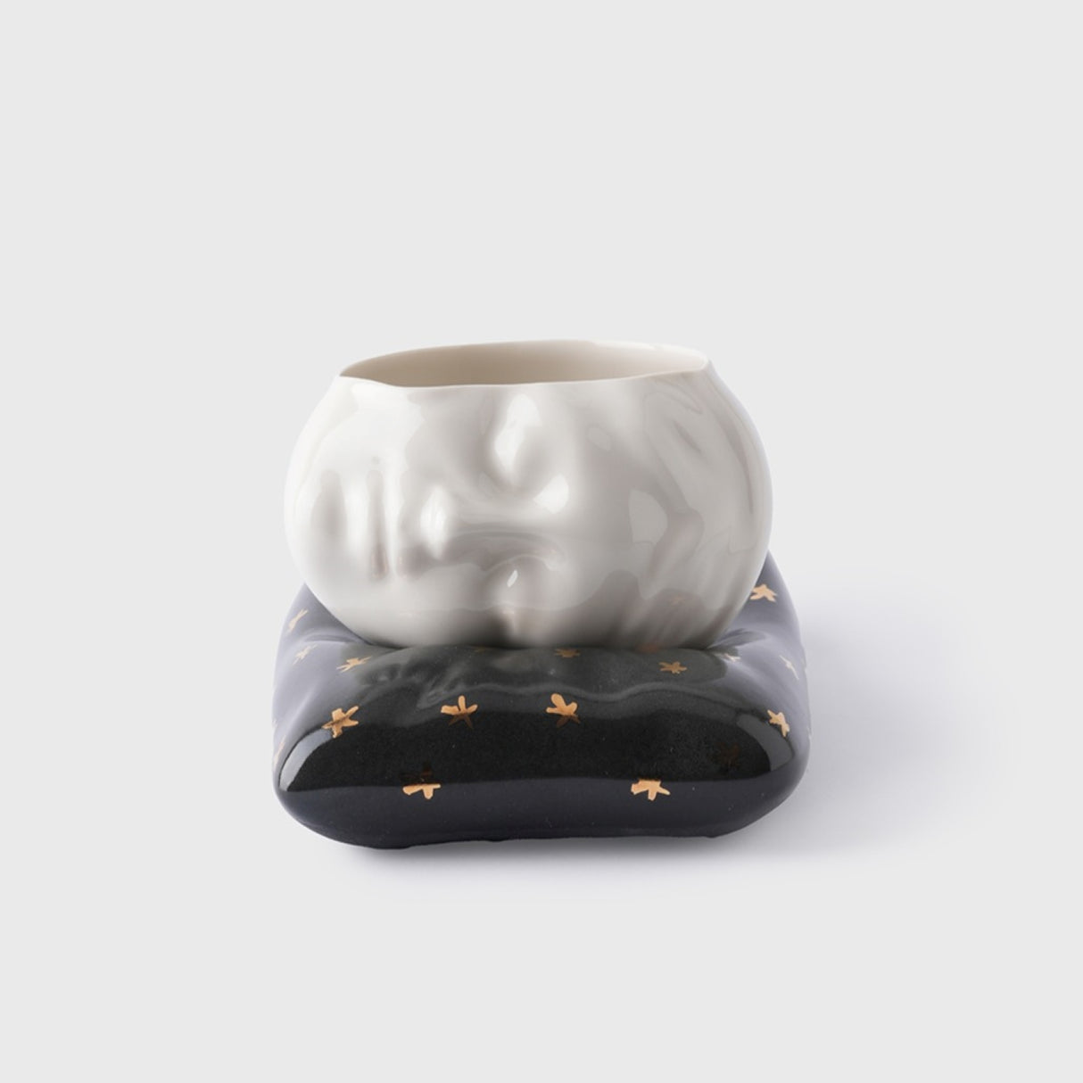 Juego de taza y almohada "La Bella Durmiente" de 260 ml, color antracita: vajilla elegante con detalles en oro de 24 quilates para interiores con estilo.