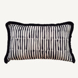 Cojín Sahra: almohada decorativa de ante sintético con elegantes volantes de polialgodón