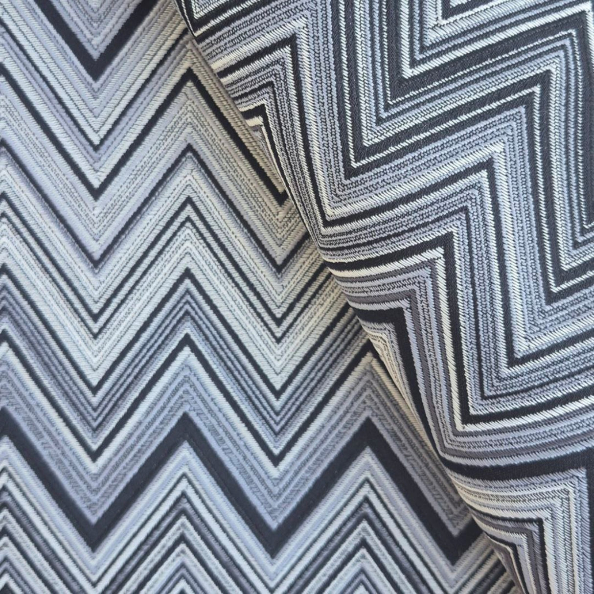 Ziggy W04 Tek Renkli Chevron Dokuma Kumaş – %100 Polyester Döşemelik ve Perde Malzemesi, Türkiye'de Üretilmiştir