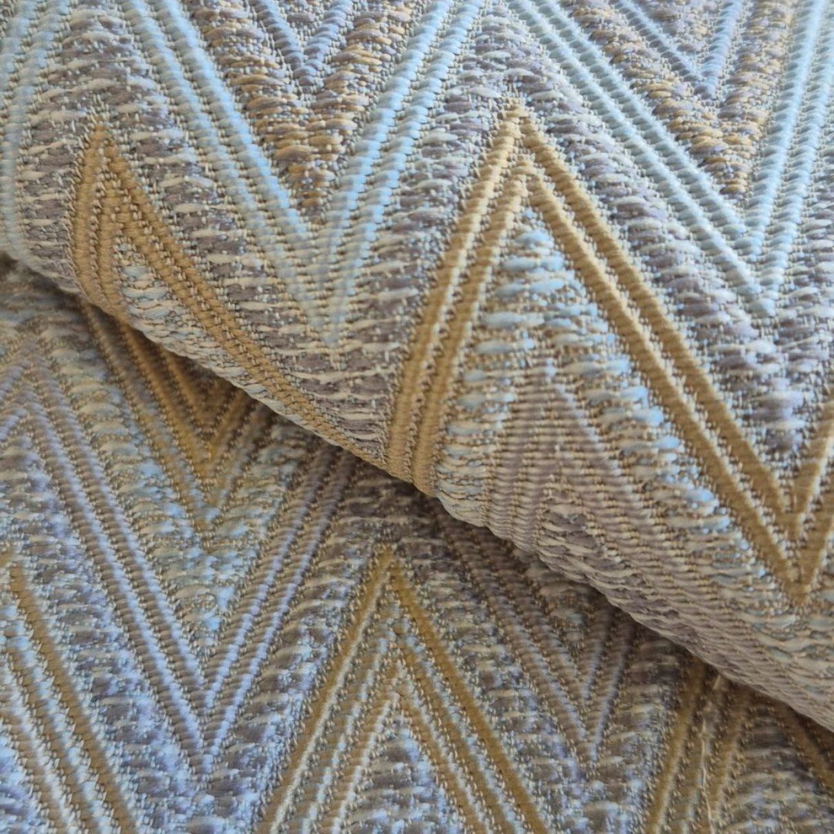 Ziggy W07 Çok Tonlu Mat Chevron Dokuma Kumaş – %100 Polyester Döşemelik ve Perde Malzemesi, Türkiye'de Üretilmiştir
