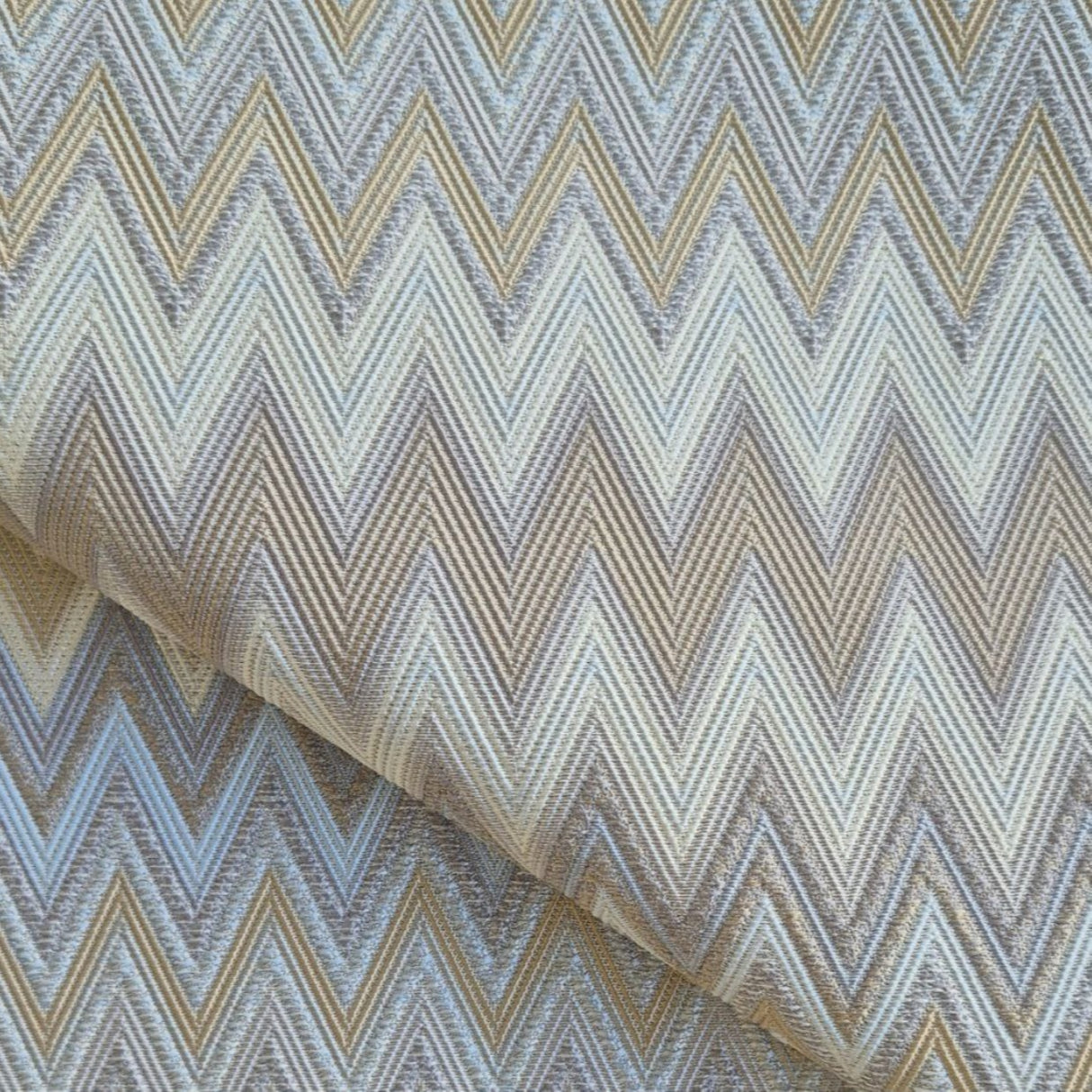 Ziggy W07 Çok Tonlu Mat Chevron Dokuma Kumaş – %100 Polyester Döşemelik ve Perde Malzemesi, Türkiye'de Üretilmiştir