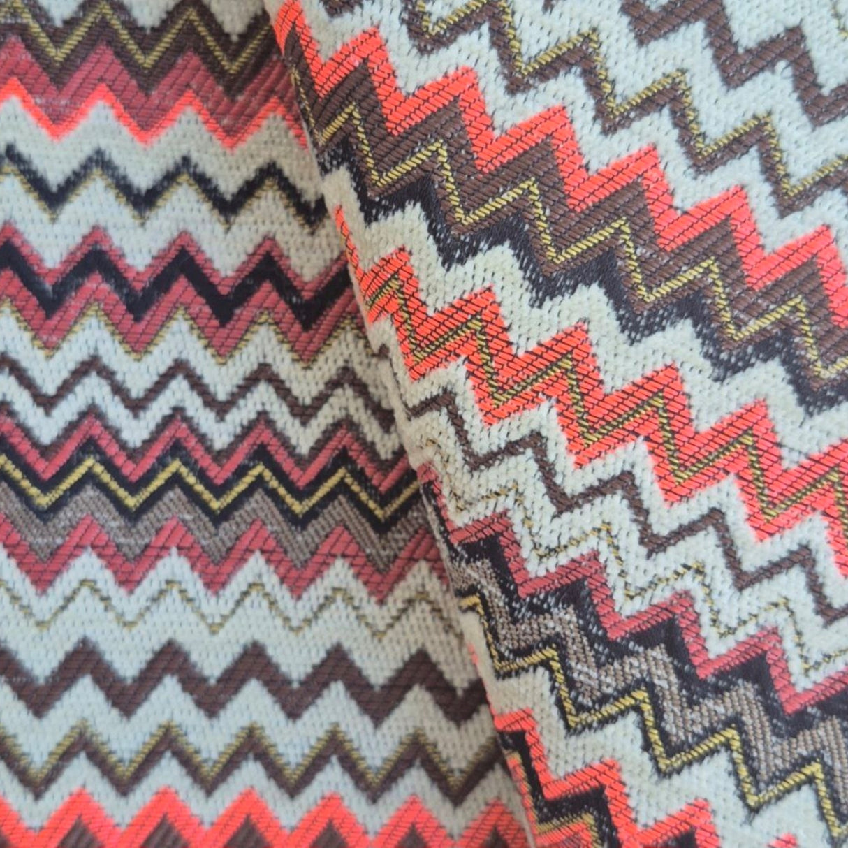 Tela de chenilla Ziggy C01 con diseño de chevrón multicolor: 100 % poliéster para tapicería y cortinas, fabricada en Turquía.