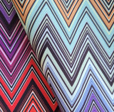Tela con estampado de chevrones multicolor Ziggy P02: 100 % poliéster para tapicería, fabricada en Turquía.
