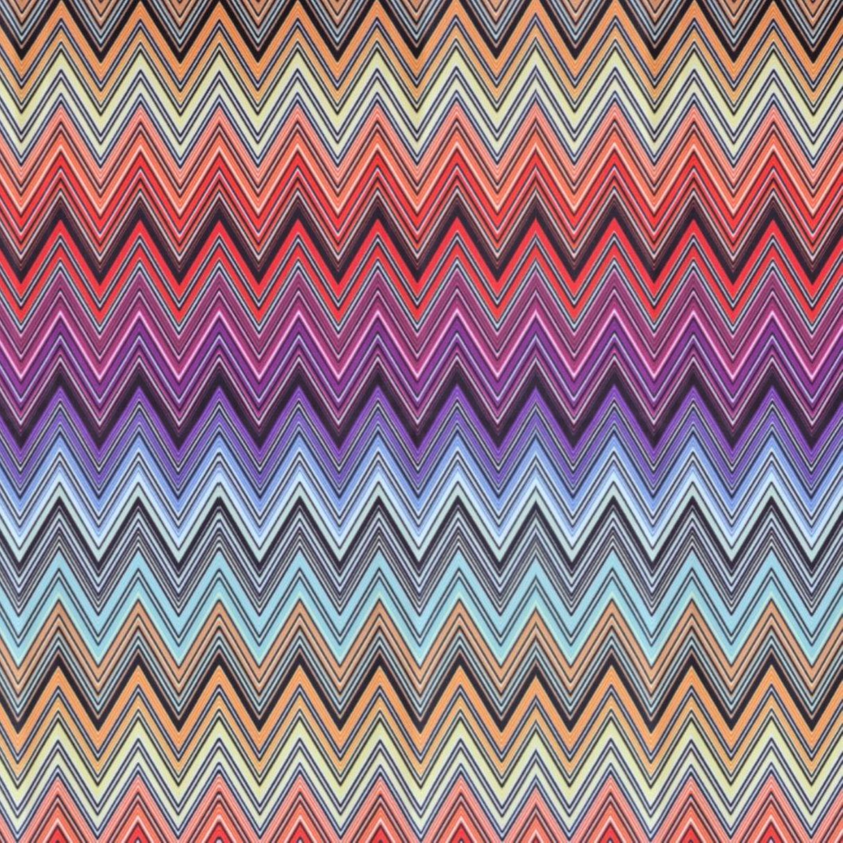 Tela con estampado de chevrones multicolor Ziggy P02: 100 % poliéster para tapicería, fabricada en Turquía.