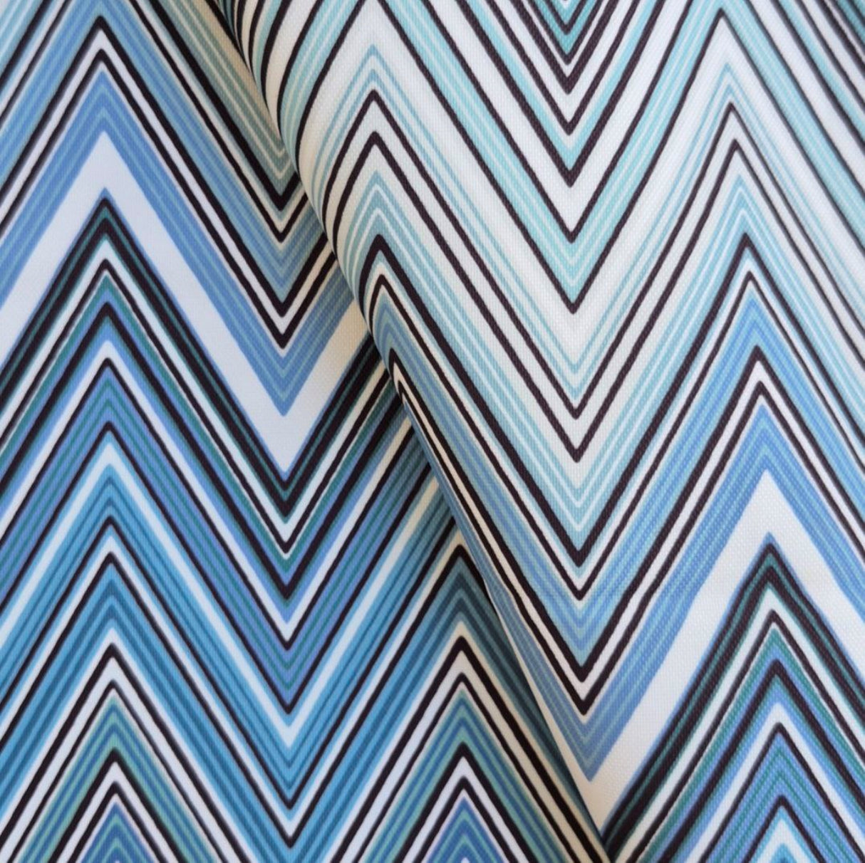 Ziggy P06 Maxi - Tela con estampado de chevrones en tonos apagados - 100 % poliéster - Fabricada en Turquía