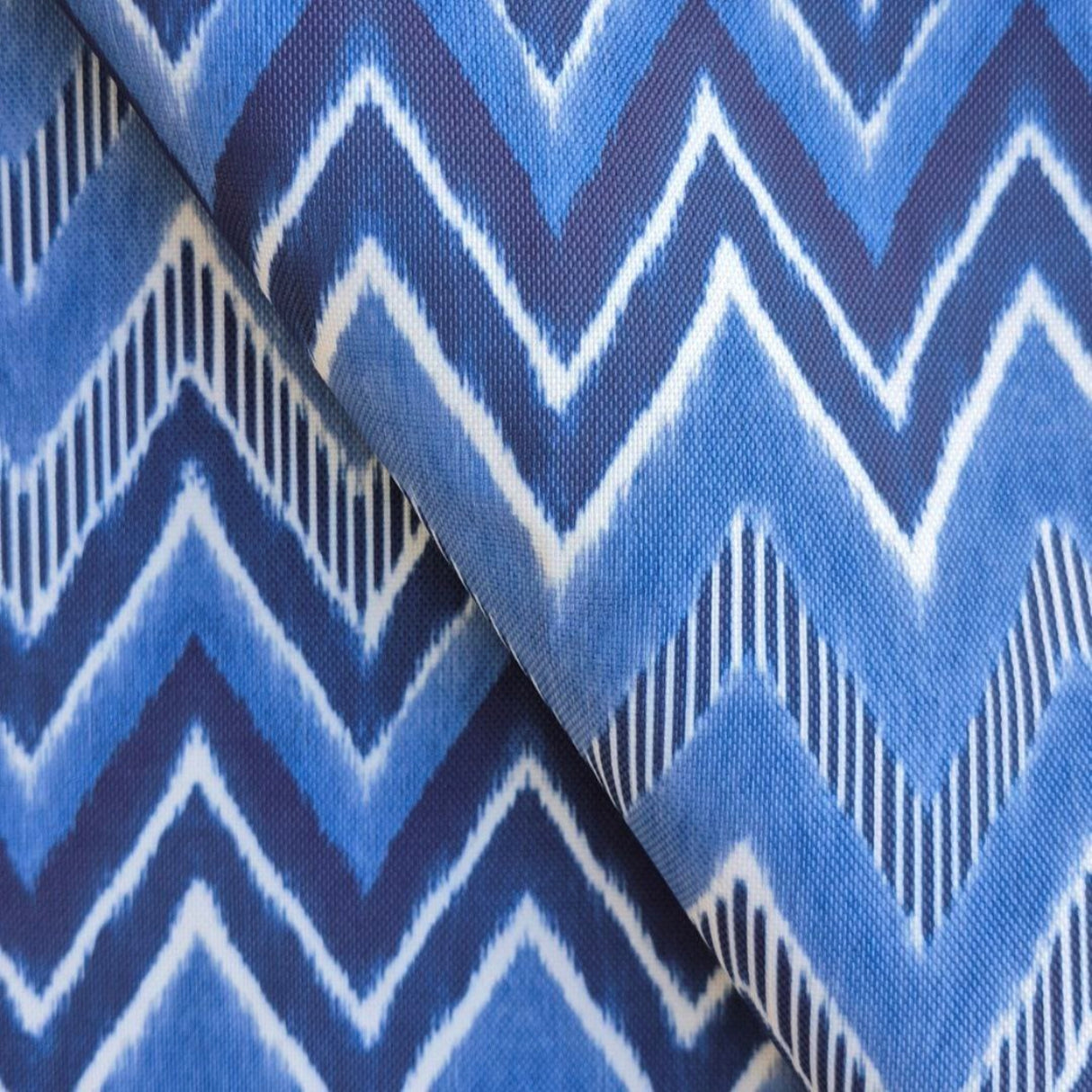 Ziggy P15 İndigo Chevron Baskılı Kumaş – %100 Polyester Döşemelik Kumaş, Türkiye'de Üretilmiştir