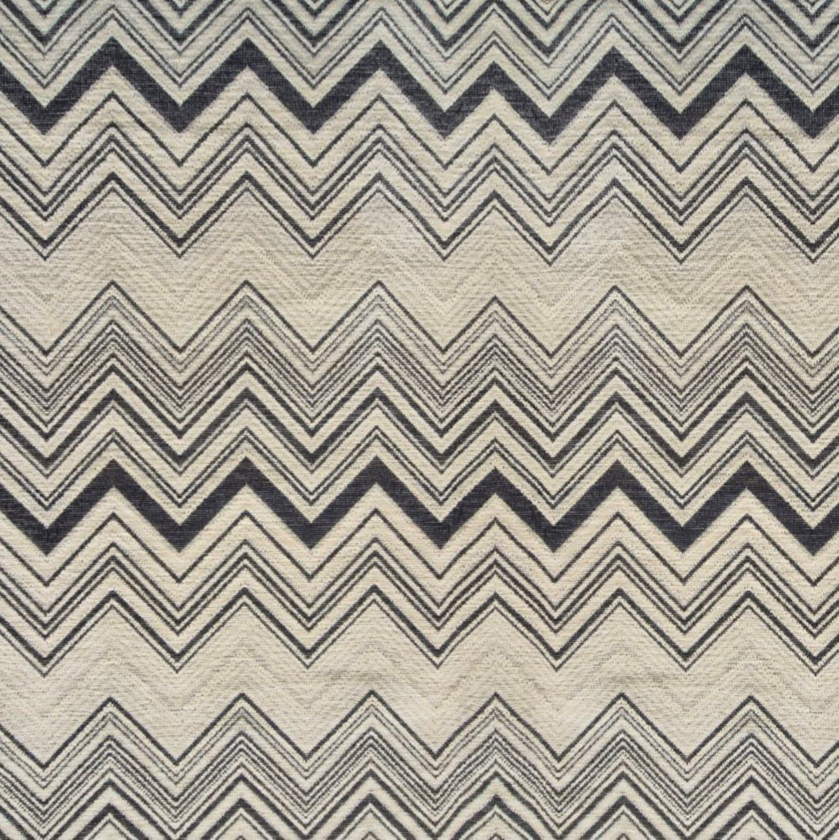 Tela de chenilla Ziggy C06F con diseño de chevrón monocromático: 100 % poliéster para tapicería y cortinas, fabricada en Turquía.