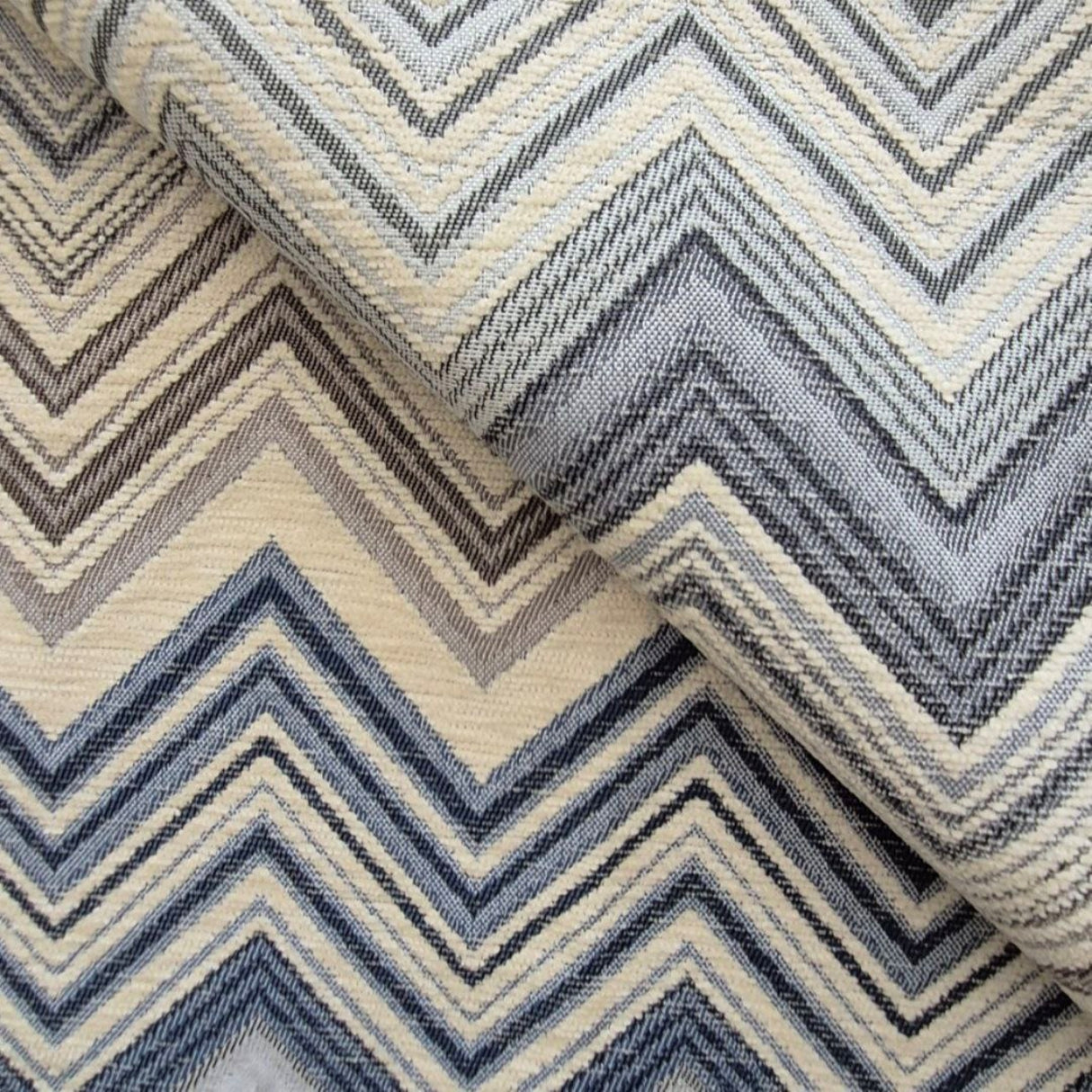 Tela de chenilla Ziggy C06B con diseño de chevron multicolor apagado: 100 % poliéster para tapicería y cortinas, fabricada en Turquía.